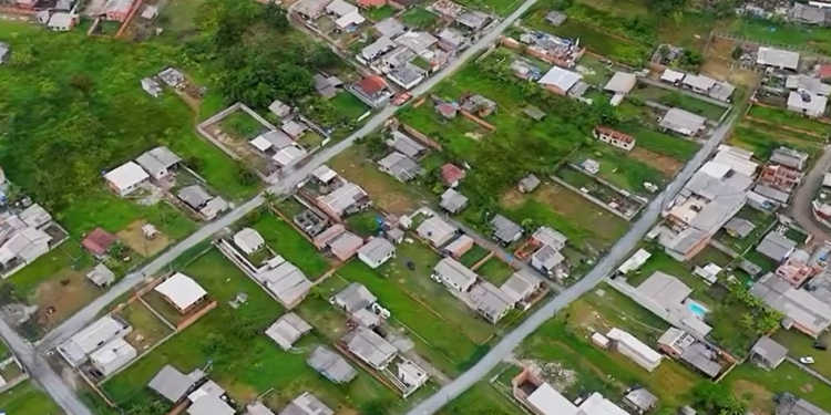 Prefeito Adriano Ramos promete regularização e melhorias para a Vila das Torres, em Paranaguá