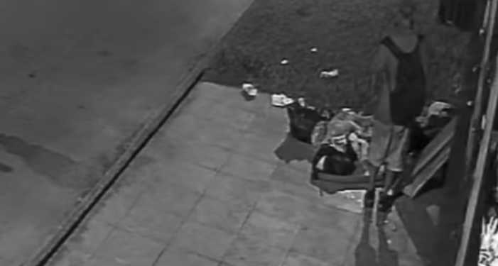 Morador de rua recolhe lixo espalhado em Paranaguá e vídeo viraliza nas redes sociais