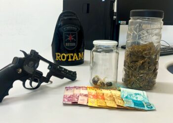 ROTAM apreende simulacro de revólver e drogas durante abordagem de rotina no Jardim Guaraituba em Paranaguá 