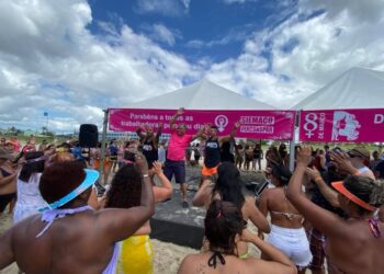 Primeira vez diante do mar: evento reúne 2.500 mulheres em Pontal do Paraná para celebrar o Dia da Mulher
