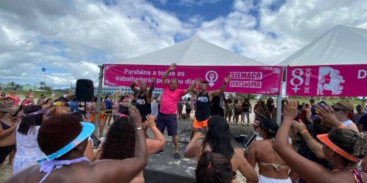 Primeira vez diante do mar: evento reúne 2.500 mulheres em Pontal do Paraná para celebrar o Dia da Mulher
