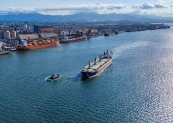 Navio tanque é apreendido em Paranaguá com documentos falsos e sem bandeira; comandante foi preso