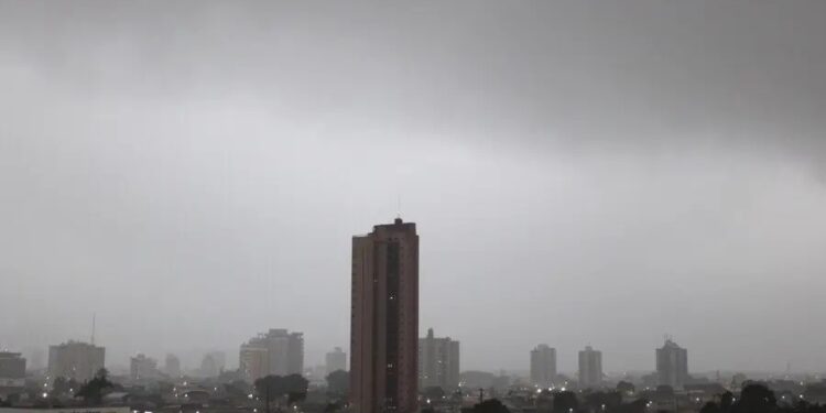 Fim da onda de calor: frente fria chega ao Litoral do Paraná e alivia temperaturas extremas