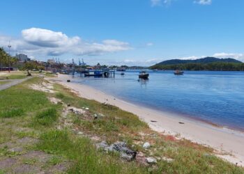 Homem é espancado e jogado no Rio Itiberê após assediar casal de mulheres no Centro Histórico de Paranaguá