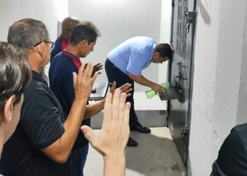 Detentos são batizados dentro das celas da Cadeia Pública de Paranaguá