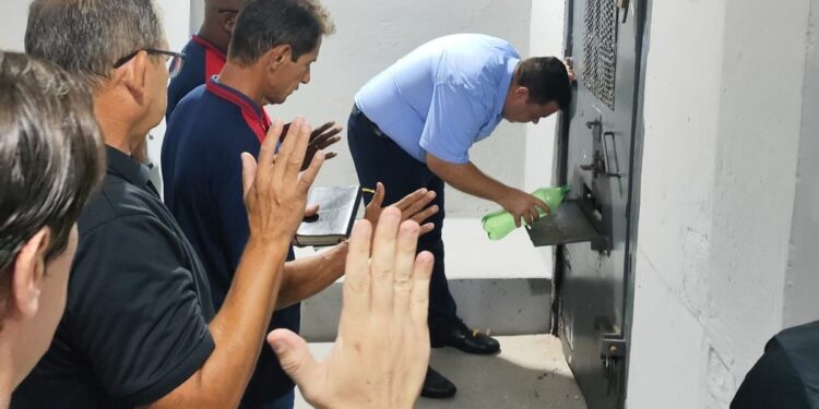 Detentos são batizados dentro das celas da Cadeia Pública de Paranaguá