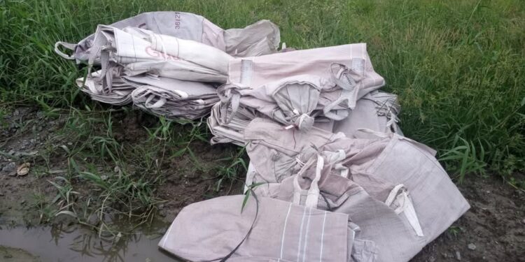 Suspeitos furtam sacos vazios do barracão de uma empresa no bairro Embocuí em Paranaguá