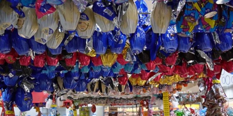 Páscoa 2025: venda de ovos de chocolate movimenta supermercados do litoral