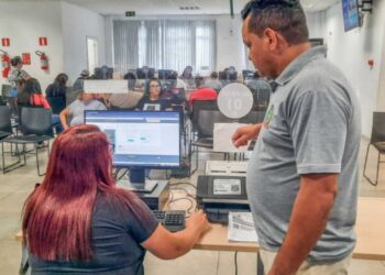 Paranaguá inova com instalação de terminal de autoatendimento para facilitar o acesso a serviços públicos na sede da prefeitura