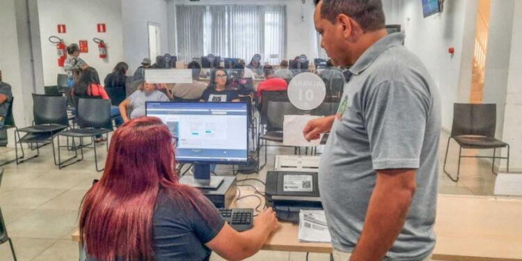 Paranaguá inova com instalação de terminal de autoatendimento para facilitar o acesso a serviços públicos na sede da prefeitura