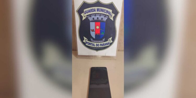 GCM prende homem que furtou aparelho celular em Pontal do Paraná; receptadora também foi presa