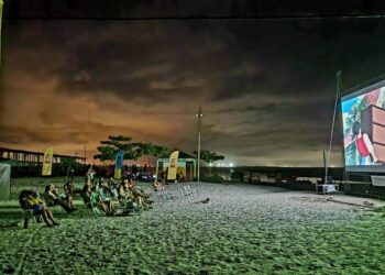 Praia da Ilha do Mel e Estação Ferroviária de Paranaguá recebem sessões gratuitas de cinema