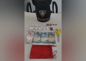 Homem é flagrado pela ROMU carregando buchas de maconha e pedras de crack no Centro Histórico de Paranaguá