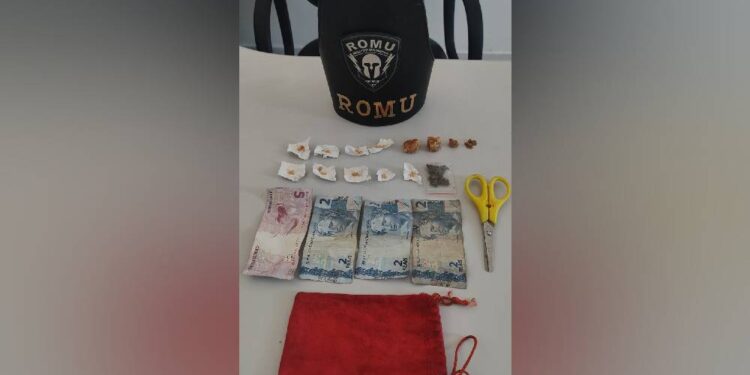 Homem é flagrado pela ROMU carregando buchas de maconha e pedras de crack no Centro Histórico de Paranaguá