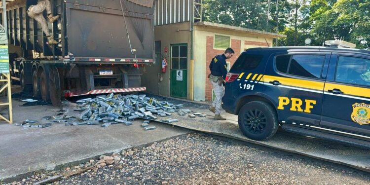 PRF apreende mais de 670 quilos de cocaína na BR- 487; droga estava em um caminhão carregado com soja que seria descarregado em Paranaguá