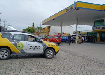 Motociclista de 19 anos está em estado grave após carro furar cruzamento em Paranaguá