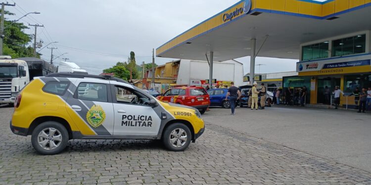 Motociclista de 19 anos está em estado grave após carro furar cruzamento em Paranaguá