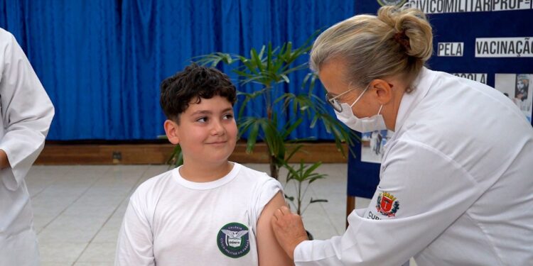 Vacinação começa nesta segunda (14) nas escolas públicas e privadas; veja como vai funcionar