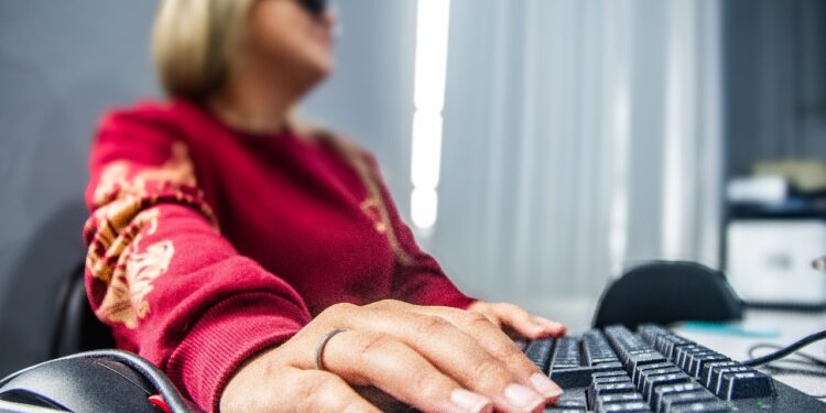 Projeto Visão Digital promove inclusão de pessoas cegas e com baixa visão por meio da informática em Paranaguá