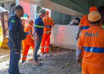 Espaço de obra abandonada do Mercado do Peixe recebe ação de limpeza em Paranaguá após oito anos