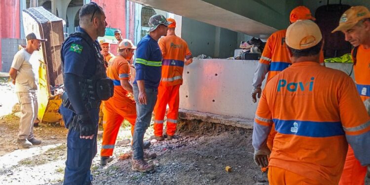 Espaço de obra abandonada do Mercado do Peixe recebe ação de limpeza em Paranaguá após oito anos