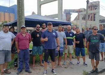 Caminhoneiros autônomos iniciam greve no Porto de Paranaguá por reajuste de frete e melhores condições de trabalho