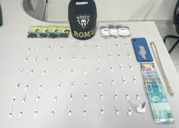 ROMU prende suspeito de envolvimento com o tráfico de drogas na Ilha dos Valadares; uma caixa com porções de cocaína foi apreendida