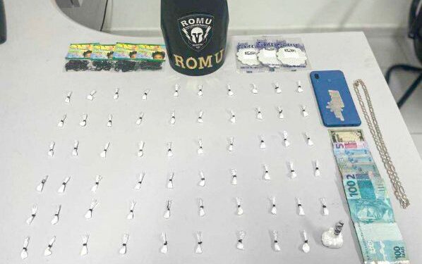 ROMU prende suspeito de envolvimento com o tráfico de drogas na Ilha dos Valadares; uma caixa com porções de cocaína foi apreendida