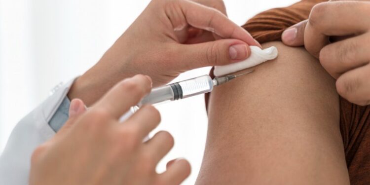 Campanha de vacinação: mais de três mil pessoas já foram imunizadas em Paranaguá