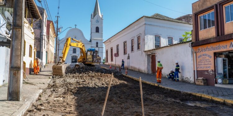 Prefeitura de Paranaguá inicia revitalização de ruas no Centro Histórico; previsão é concluir primeira etapa em 30 dias