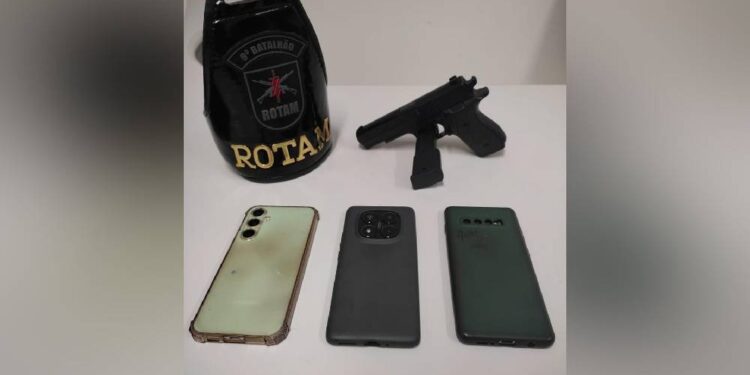 ROTAM apreende celulares roubados e simulacro na Ilha dos Valadares, em Paranaguá