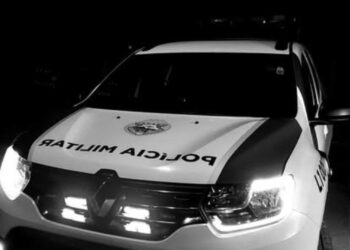 Criminoso usa bateira para carregar objetos furtados em residência na baía de Guaratuba