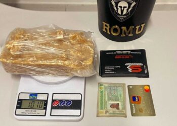 ROMU encontra tablete de crack escondido no painel de um carro em Paranaguá; abordagem aconteceu no Centro Histórico