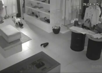 Dupla quebra vitrine de loja e furta mercadorias em Paranaguá; câmeras flagraram a ação