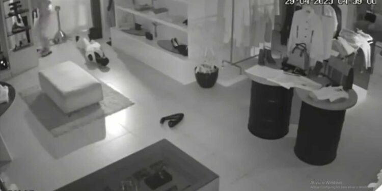 Dupla quebra vitrine de loja e furta mercadorias em Paranaguá; câmeras flagraram a ação