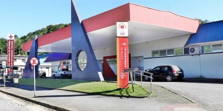 Homem atingido por enxadada na cabeça é socorrido pelo SAMU em Antonina