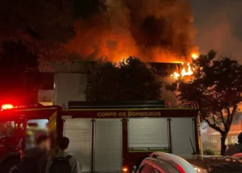 Incêndio de grandes proporções atinge teatro da PUC em Curitiba; confira a nota oficial