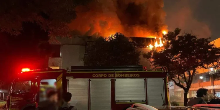 Incêndio de grandes proporções atinge teatro da PUC em Curitiba; confira a nota oficial