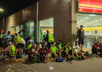 Em uma jornada de fé, 200 romeiros caminham 85 km de São José dos Pinhais até o Santuário do Rocio, em Paranaguá