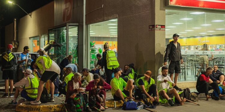 Em uma jornada de fé, 200 romeiros caminham 85 km de São José dos Pinhais até o Santuário do Rocio, em Paranaguá