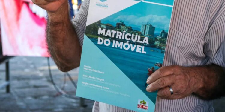 Moradores de Paranaguá esperam há anos por escrituras; Prefeitura promete avanço na regularização fundiária
