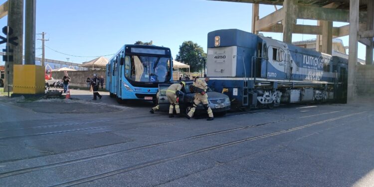 Simulado com colisão entre trem, ônibus e carro testa rapidez do socorro em Paranaguá