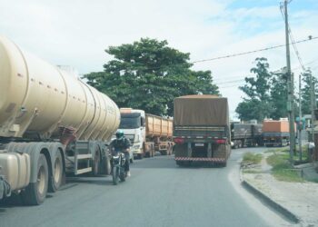Trânsito travado no Jardim Iguaçu: caminhões parados em acostamentos viram alvo de fiscalização em Paranaguá