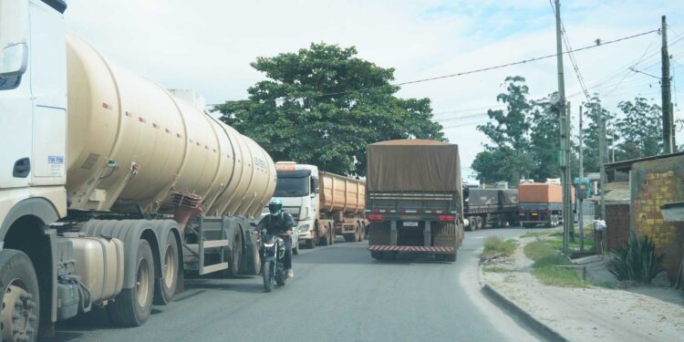 Trânsito travado no Jardim Iguaçu: caminhões parados em acostamentos viram alvo de fiscalização em Paranaguá