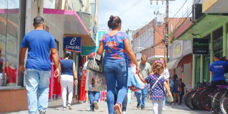 Prefeitura de Paranaguá antecipa o 13º salário a servidores e aposentados, injetando mais de R$ 14 milhões na economia local