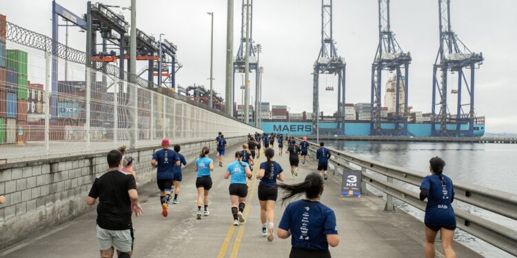 Participantes da Corrida do Porto 2025 devem retirar kits nesta semana em Curitiba e Paranaguá
