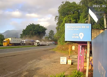 Acidente com três caminhões interdita a BR-277, sentido Litoral, na altura de Morretes