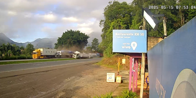 Acidente com três caminhões interdita a BR-277, sentido Litoral, na altura de Morretes