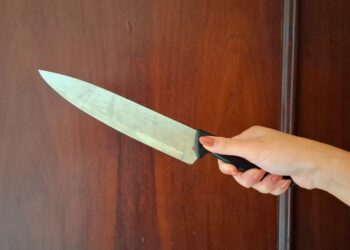 Mulher armada com uma faca invade casa na Vila dos Comerciários em Paranaguá; autora foi inquilina da vítima