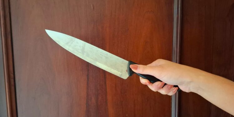 Mulher armada com uma faca invade casa na Vila dos Comerciários em Paranaguá; autora foi inquilina da vítima